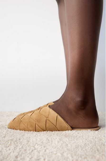 Los mules de serraje de Zara para los d&iacute;as que quieras ir c&oacute;moda y plana