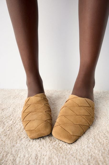 Los mules de serraje de Zara para los d&iacute;as que quieras ir c&oacute;moda y plana
