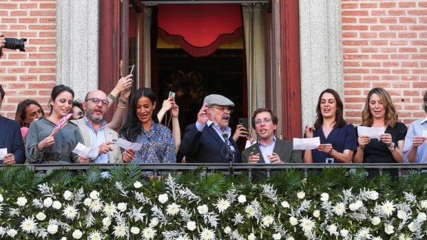 Antonio Resines junto al alcalde de Madrid, Jos&eacute; Luis Mart&iacute;nez-Almeida / Gtres