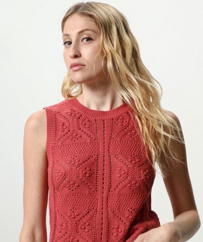 El top de crochet de Lefties en color teja que mejor combina con el blanco