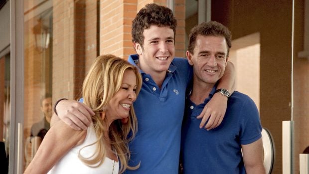 Alex Lecquio, Ana Obreg&oacute;n y Alessandro Lecquio sonriendo / Gtres
