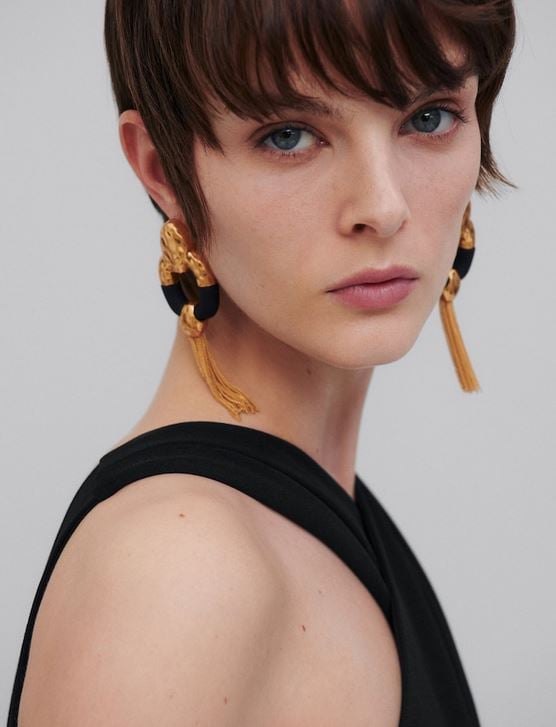Los pendientes de Massimo Dutti Studio que no van a faltar a Amelia Bono