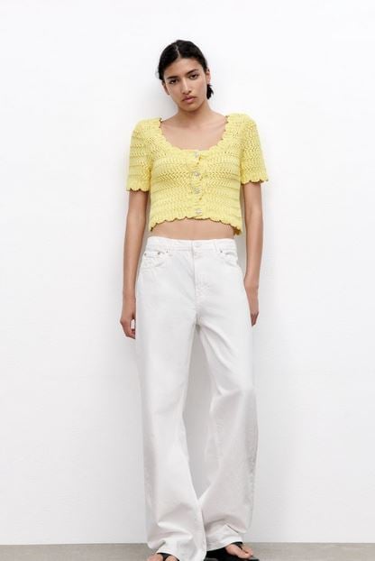 El impresionante top amarillo con botones de joya de Zara que resaltar&aacute; tu moreno