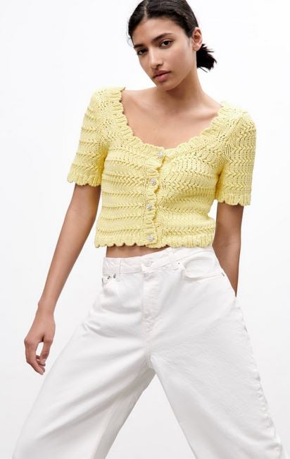 El impresionante top amarillo con botones de joya de Zara que resaltar&aacute; tu moreno