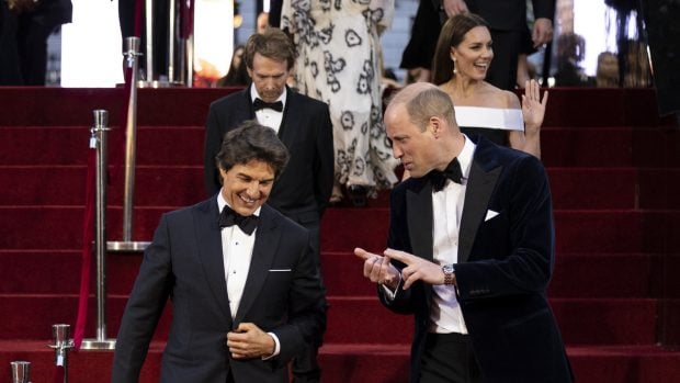 El pr&iacute;ncipe Guillermo y Tom Cruise hablando / Gtres