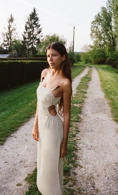 Marca estilo con el vestido lencero de Zara con piedras en los tirantes