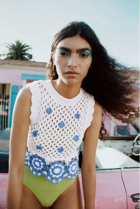 El top de flores de Zara para llevar con unos pantalones azul cielo
