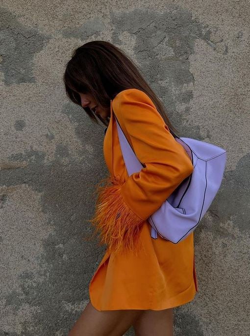 Paula Ordovas elige la blazer con plumas del momento