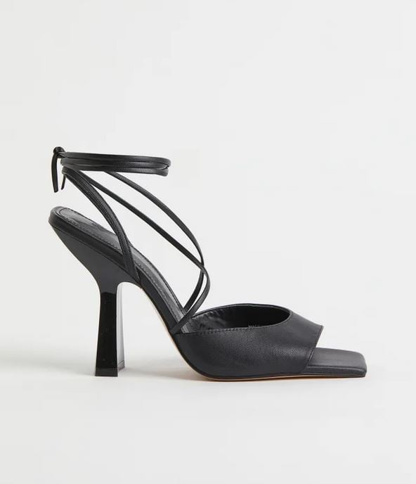 Bien modernas y atadas al pie, tenemos aquellas sandalias con tacones de H&M con detalle que causan sensaci&oacute;n.