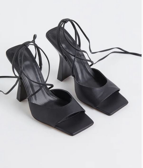 Bien modernas y atadas al pie, tenemos aquellas sandalias con tacones de H&M con detalle que causan sensaci&oacute;n.