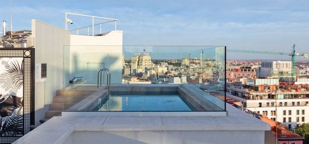 Piscina / Pestana CR7 Gran V&iacute;a