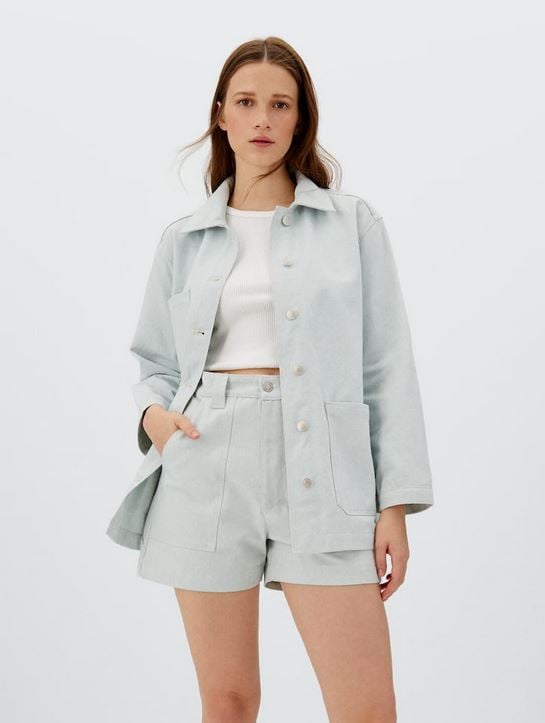 Stradivarius lanza la nueva colecci&oacute;n de ropa reciclada y te encantar&aacute;n sus shorts