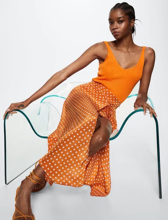 El conjuntazo de Mango de falda y blusa del estampado que nunca falla