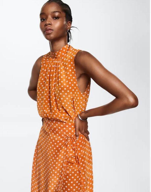 El conjuntazo de Mango de falda y blusa del estampado que nunca falla