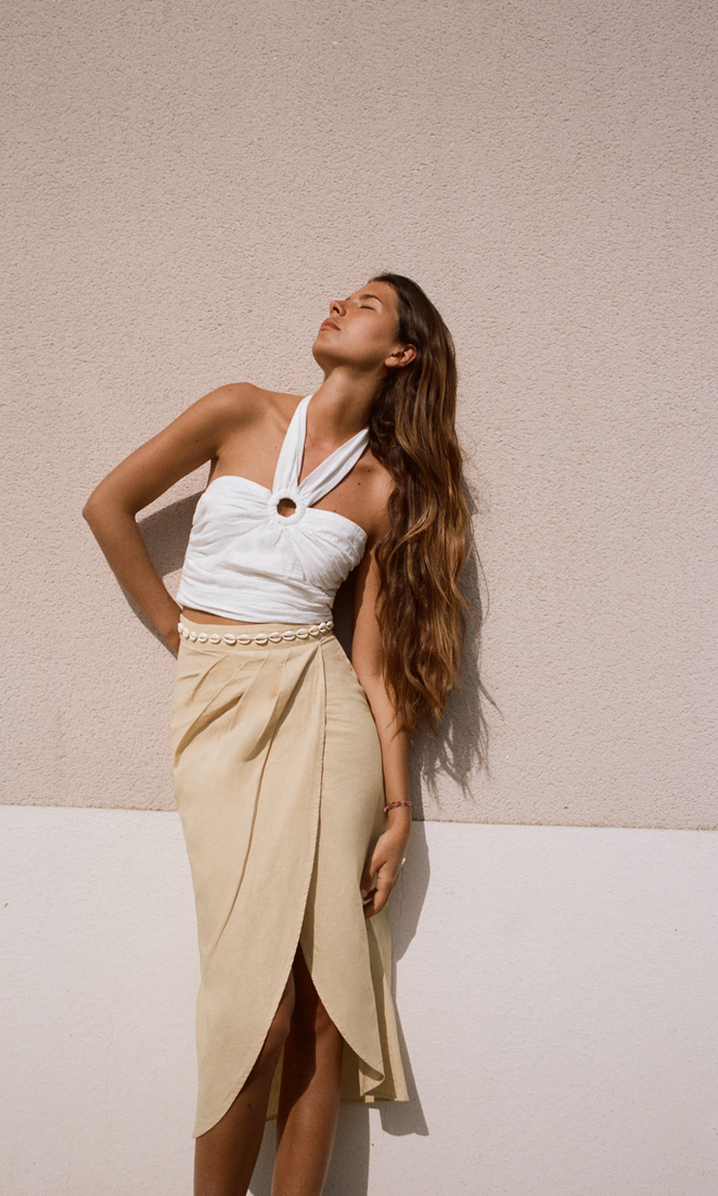 La falda con conchas en la cintura de Zara que no puede faltar en tus vacaciones en la playa