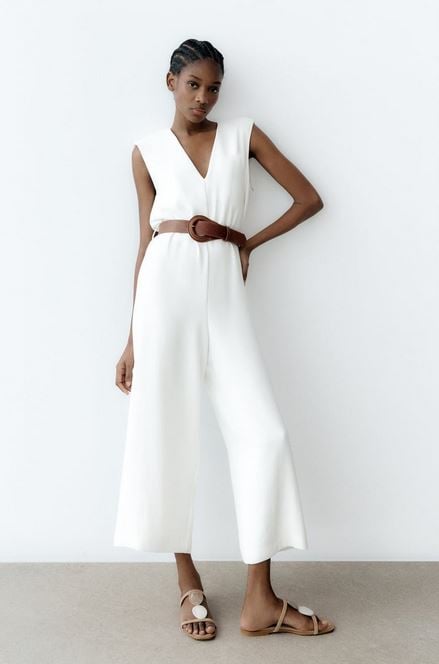El mono blanco de Zara con cintur&oacute;n incluido para una noche de s&aacute;bado