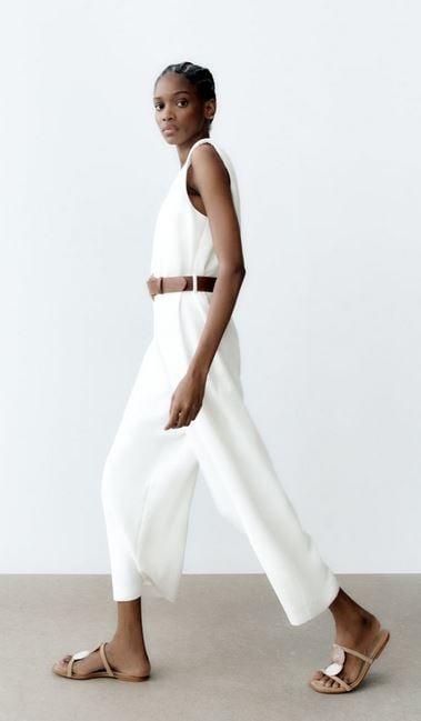 El mono blanco de Zara con cintur&oacute;n incluido para una noche de s&aacute;bado