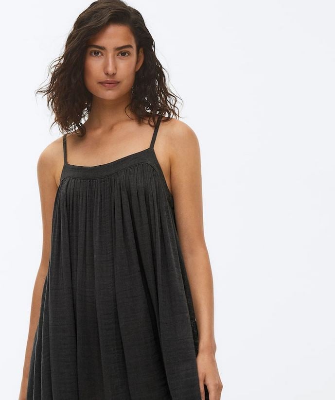 El comod&iacute;simo vestido de tirantes de Oysho y que no pasar&aacute; nunca de moda