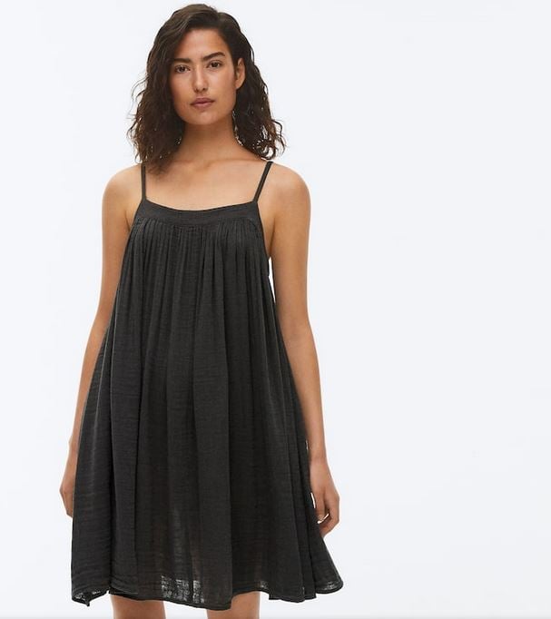 El comod&iacute;simo vestido de tirantes de Oysho y que no pasar&aacute; nunca de moda