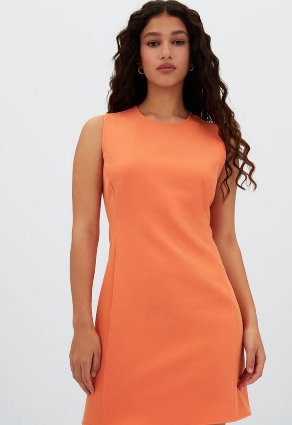 El vestido corto de Stradivarius en cuatro colores muy solicitados