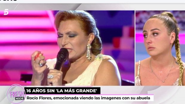Roc&iacute;o Flores viendo un v&iacute;deo de su abuela, Roc&iacute;o Jurado / Telecinco