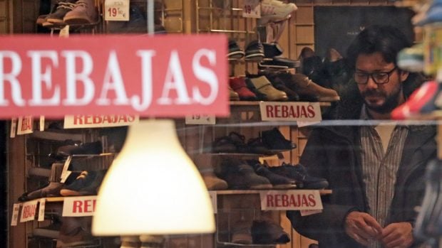 Escaparate de una tienda en rebajas / Gtres