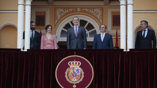 Felipe VI junto a Isabel D&iacute;az Ayuso en los toros / Gtres