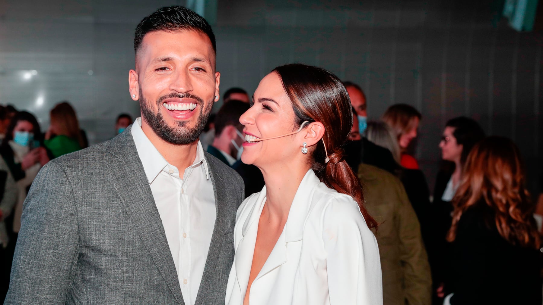 Tamara Gorro y Ezequiel Garay sonriendo / Gtres