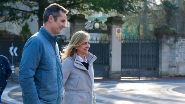 I&ntilde;aki Urdangarin y la infanta Cristina paseando / Gtres