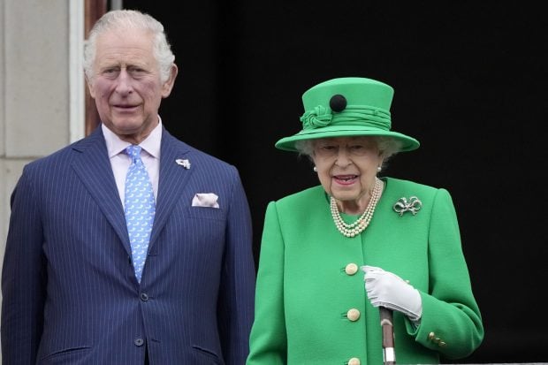 Carlos de Inglaterra e Isabel II en el Jubileo de Platino 