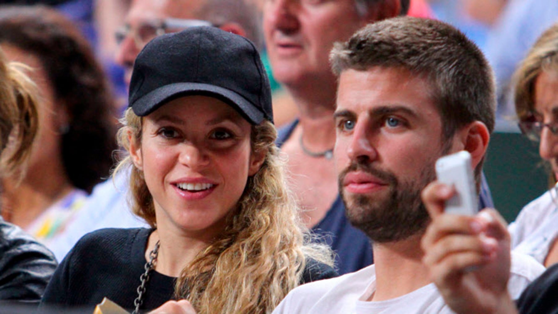 Shakira y Piqu&eacute; sonriendo / Gtres