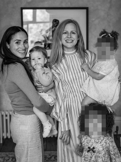Meghan Markle junto a Lilibet Diana / @misanharriman