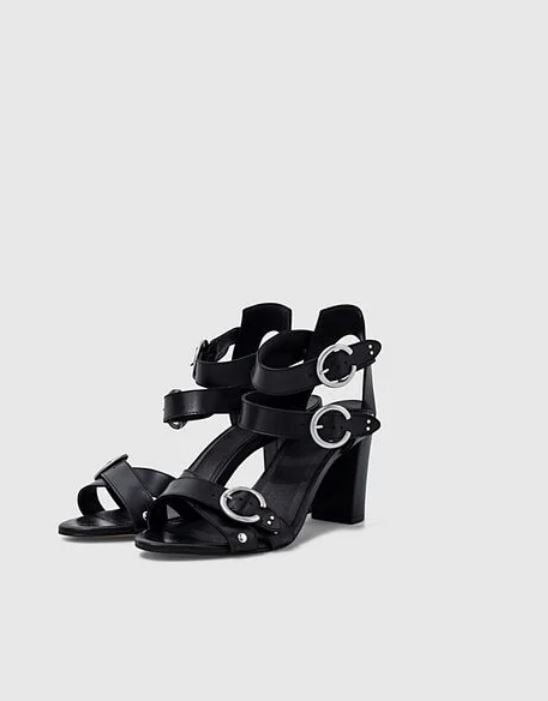 Las sandalias que Paula Echevarr&iacute;a luce con un total look negro