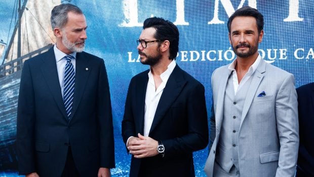 El Rey Felipe conversando con &Aacute;lvaro Morte / Gtres