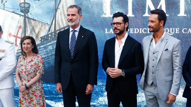 El Rey Felipe VI posando en un photocall junto a &Aacute;lvaro Morte / Gtres