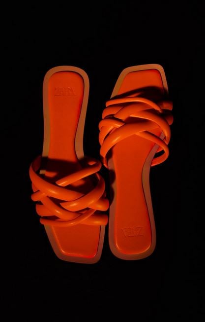 Tres colores diferentes para que no puedas resistirte a las sandalias de Zara