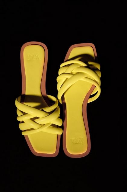 Tres colores diferentes para que no puedas resistirte a las sandalias de Zara