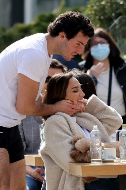&Iacute;&ntilde;igo Onieva y Tamara Falc&oacute; d&aacute;ndose un beso / Gtres
