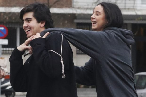 Victoria Federica y Jorge B&aacute;rcenas en actitud cari&ntilde;osa / Gtres
