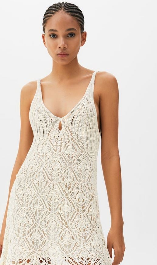 El vestido fluido de Pull&Bear con abertura en la espalda para ir cogiendo moreno