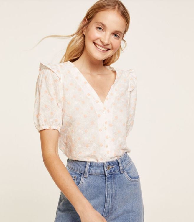 La blusa de Springfield m&aacute;s cuca del verano por sus flores bordados