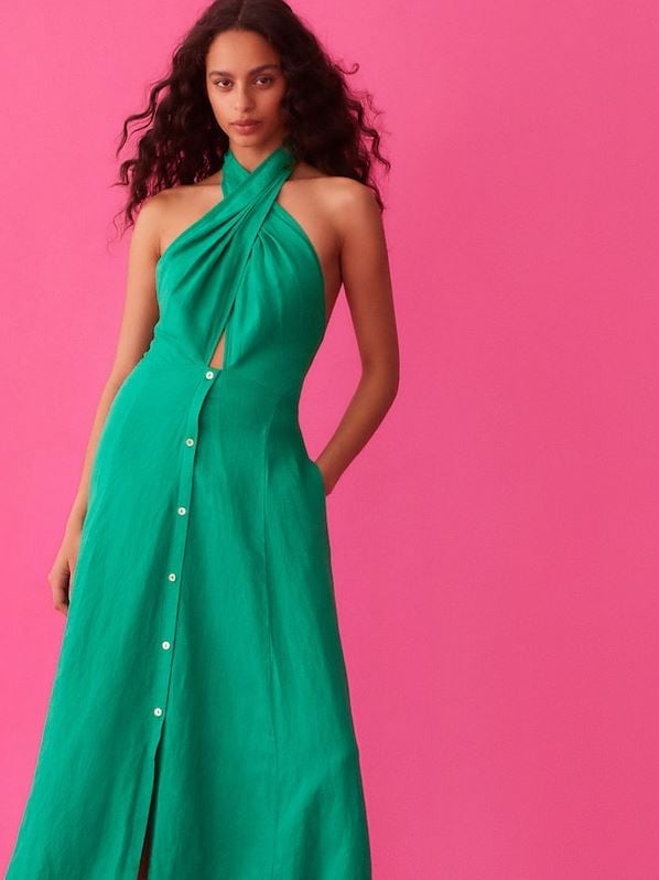 El vestido halter de lino de Oysho para un look c&oacute;modo y despreocupado