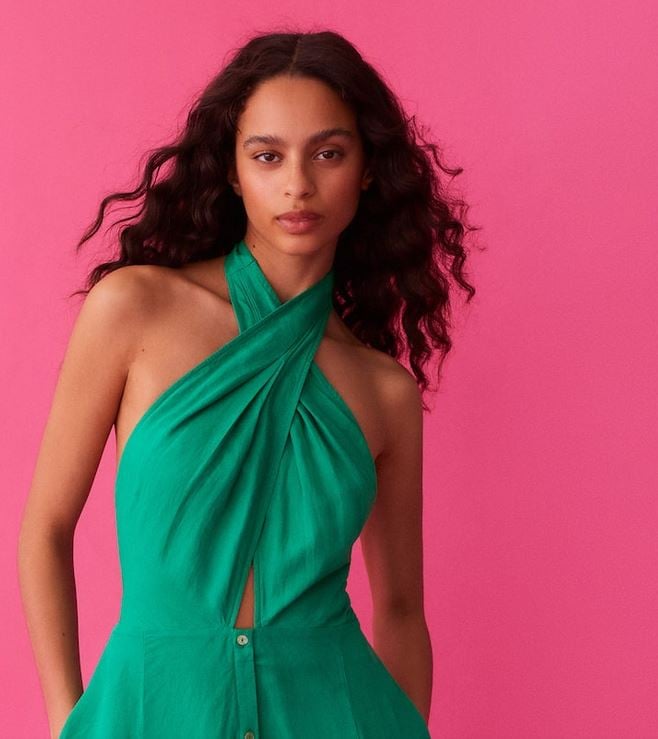 El vestido halter de lino de Oysho para un look c&oacute;modo y despreocupado