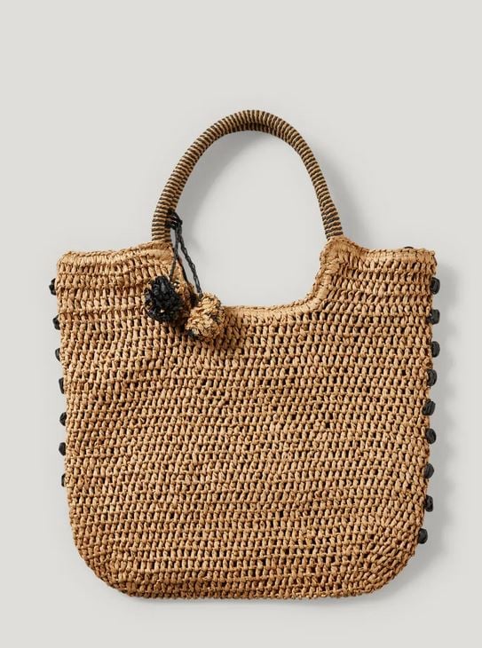 El bolso shopper de C&A con acabado en ganchillo para tus d&iacute;as de piscina