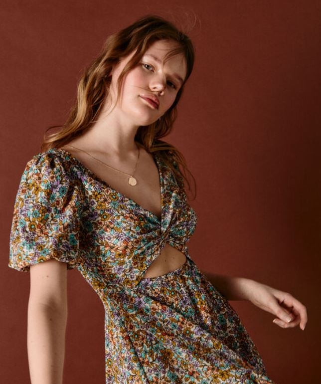 El vestido con vuelo de Springfield y nudo en el pecho para un plan de 'tranquis'