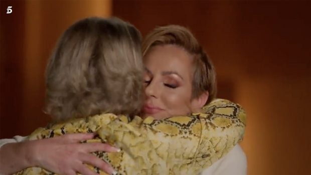 Ana Iglesias y Roc&iacute;o Carrasco abraz&aacute;ndose / Telecinco