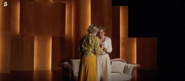 Ana Iglesias y Roc&iacute;o Carrasco abraz&aacute;ndose / Telecinco
