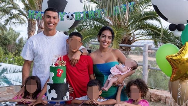 Cristiano Ronaldo y Georgina Rodr&iacute;guez con sus hijos / Instagram