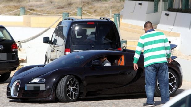 Cristiano Ronaldo montado en el Bugatti / Gtres