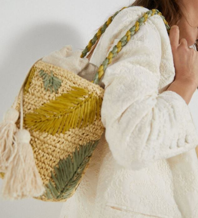 El bolso redondo de rafia de Women'Secret para un outfit de blanco